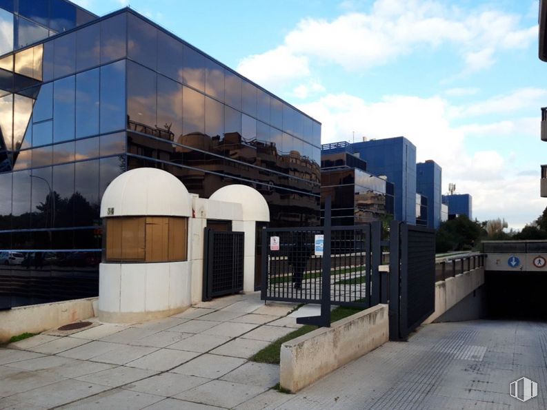 Office for sale at Avenida Europa, Moncloa - Aravaca, Madrid, 28023 with sky, cloud, building, urban design, shade, city, facade, real estate, commercial building and metropolitan area around