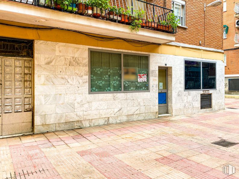 Retail for sale at Calle San Fernando, Leganés, Madrid, 28917 with window, door, building, property, fixture, wood, road surface, flooring, floor and plant around