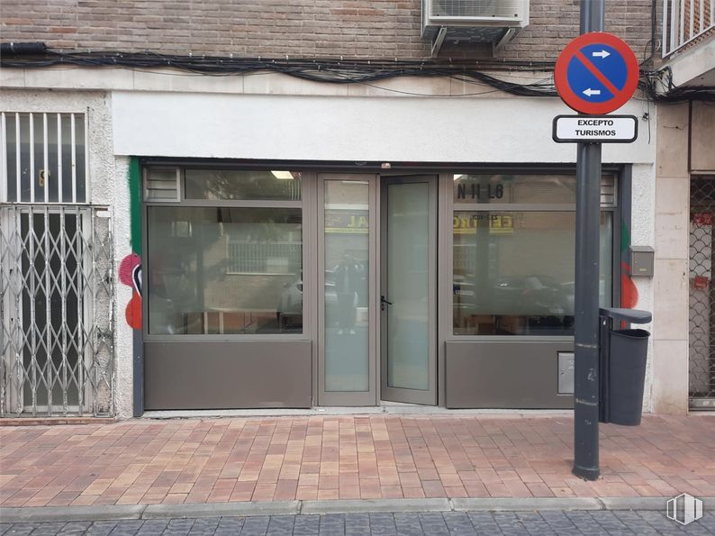 Local en venta en Calle Nuestra Señora del Carmen, Pozuelo de Alarcón, Madrid, 28224 con puerta, material compuesto, vidrio, acera, hormigón, metal, firmar, puerta de casa, transparencia y puerta alrededor