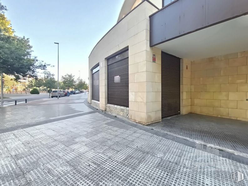 Local en venta en Paseo Democracia, Torrejón de Ardoz, Madrid, 28850 con durante el día, propiedad, superficie de la carretera, asfalto, árbol, arquitectura, cielo, luz de la calle, sombra y suelo alrededor