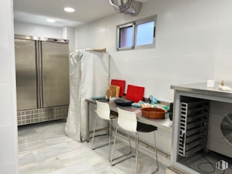 Local en alquiler en Calle Albasanz, 50, San Blas - Canillejas, Madrid, 28037 con refrigerador, silla, ventana, mesa de cocina y comedor, mesa, edificio, interiorismo, alumbrado, cocina y suelo alrededor