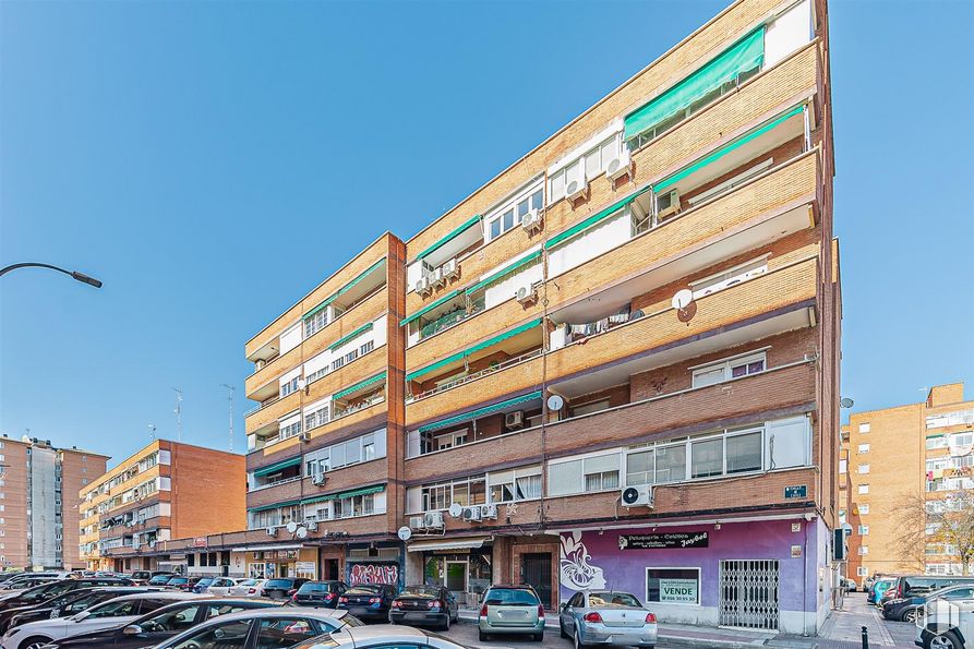 Retail for rent at Calle Chile, 7, Torrejón de Ardoz, Madrid, 28850 with building, car, wheel, sky, tire, property, street light, vehicle, window and tower block around