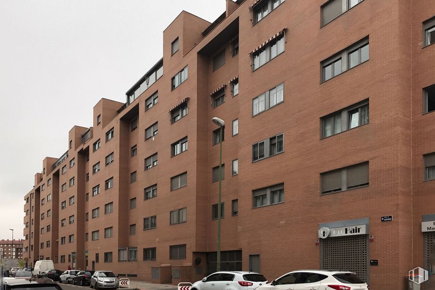 Local en venta en Zona Las Tablas, Fuencarral - El Pardo, Madrid, 28050 con coche, rueda, vehículo terrestre, neumático, edificio, ventana, vehículo, cielo, bloque de torre y diseño urbano alrededor