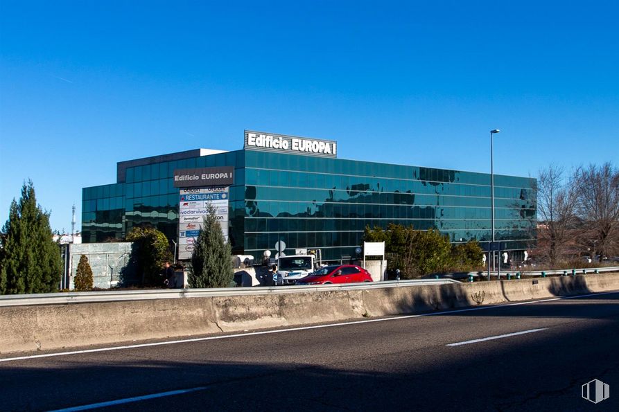 Office for rent at Edificio Europa I, Avenida Fuencarral, 24, Alcobendas, Madrid, 28108 with building, sky, street light, asphalt, tree, road surface, road, house, facade and city around