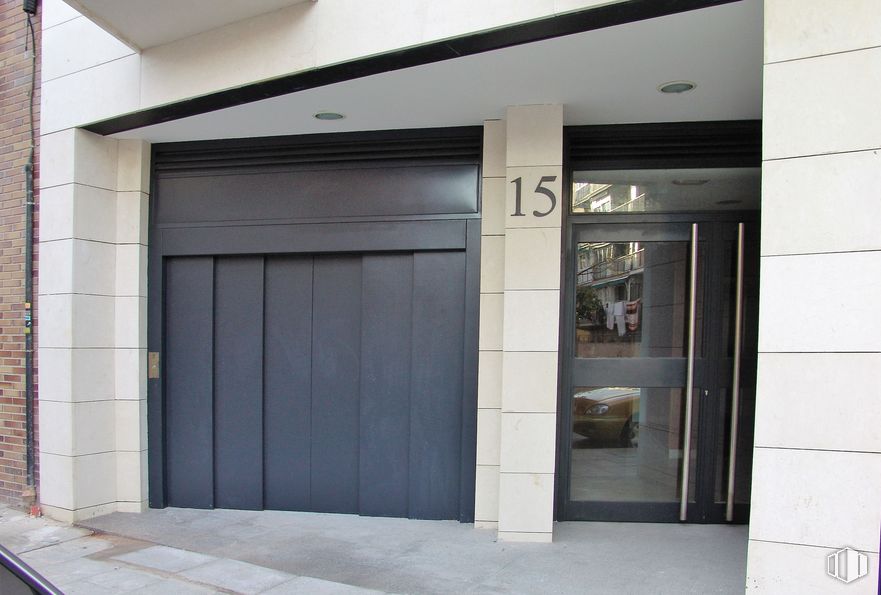 Local en alquiler y venta en Calle Madrid, 15, Leganés, Madrid, 28911 con puerta, propiedad, accesorio, edificio, madera, exterior automotriz, puerta corredera, sombra, puerta de casa y pared alrededor