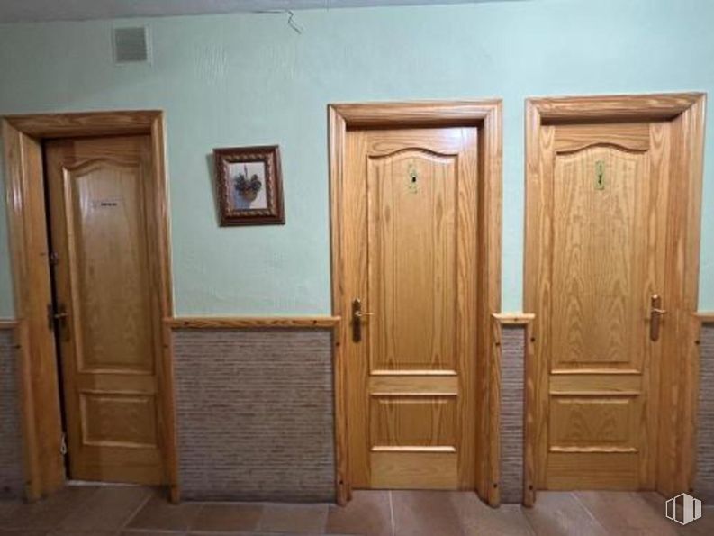 Retail for rent at Plaza Mayor, Redueña, Madrid, 28721 with door, picture frame, brown, handle, fixture, wood, dead bolt, floor, home door and wood stain around