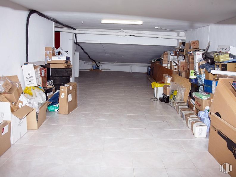 Retail for sale & for rent at Calle Hermanos Becerril, 7, Cuenca, 16004 with packaged goods, wood, flooring, floor, gas, shipping box, hardwood, machine, shelving and engineering around