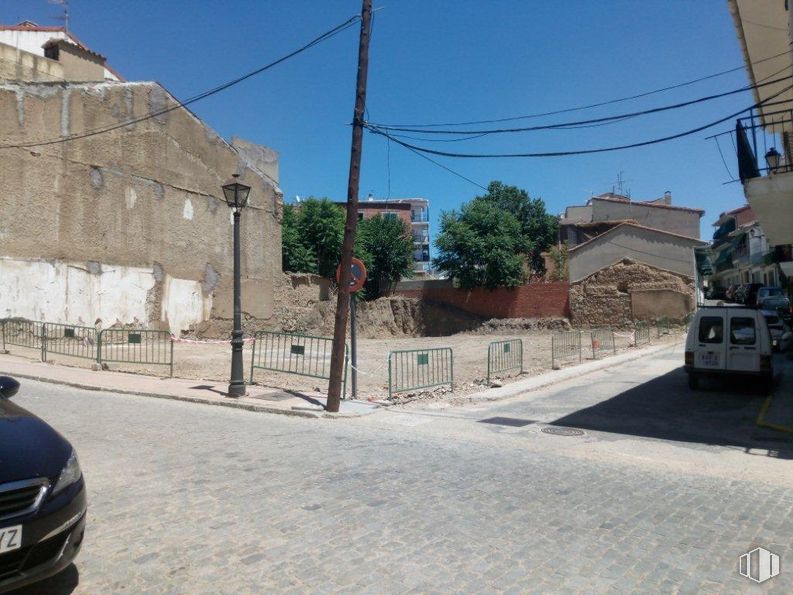 Land for sale at Avenida Constitución, 42, Cebreros, Ávila, 05260 with car, building, van, sky, vehicle, infrastructure, road surface, asphalt, mode of transport and house around