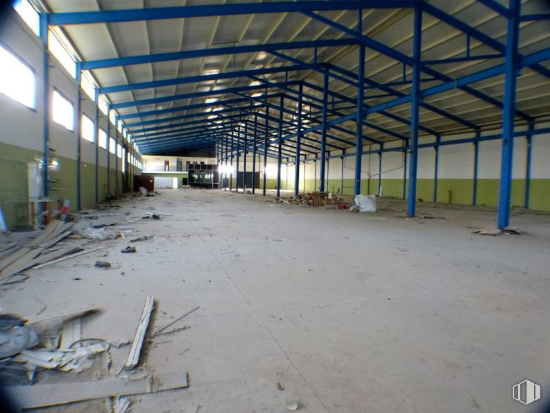 Industrial for sale at Carretera Madrid - Valencia, La Almarcha, Cuenca, 16740 with shade, hall, fixture, beam, composite material, ceiling, engineering, building material, concrete and metal around