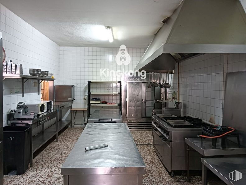 Retail for rent at Zona industrial, Arganda del Rey, Madrid, 28500 with property, cabinetry, furniture, countertop, kitchen, kitchen stove, building, interior design, architecture and flooring around