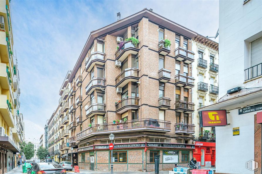 Retail for rent at Calle Cardenal Cisneros, Chamberí, Madrid, 28010 with building, window, sky, cloud, condominium, urban design, vehicle registration plate, tower block, thoroughfare and residential area around