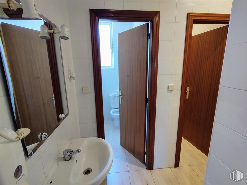 Industrial for sale at Avenida Cañales, 4, Chapinería, Madrid, 28694 with sink, door, toilet, wall, flooring, wood, floor, plumbing fixture, bathroom sink and interior design around