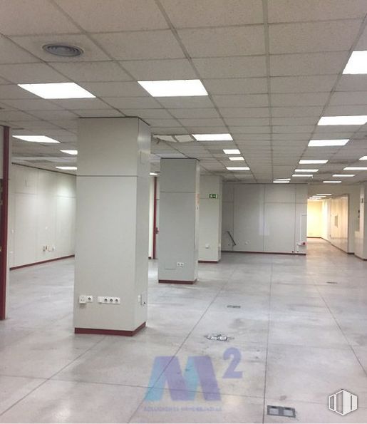 Retail for rent at Paseo Chopera, 92, Alcobendas, Madrid, 28100 with lighting, building, fixture, floor, flooring, composite material, gas, glass, tile flooring and hall around