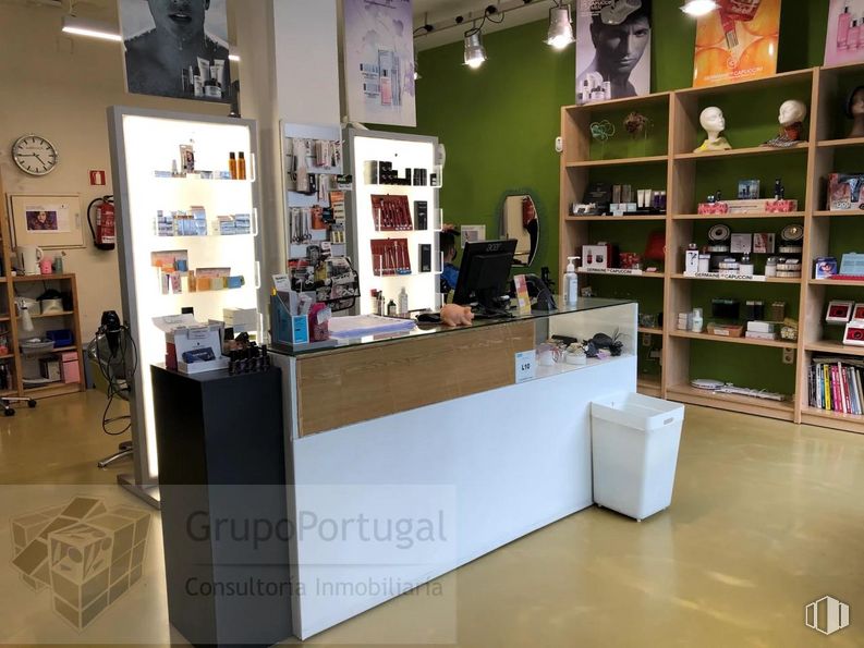 Local en alquiler en Zona Peñagrande, Fuencarral - El Pardo, Madrid, 28035 con estantería, mueble, propiedad, estante, producto, gafas, interiorismo, estantería, venta al por menor y suelo alrededor