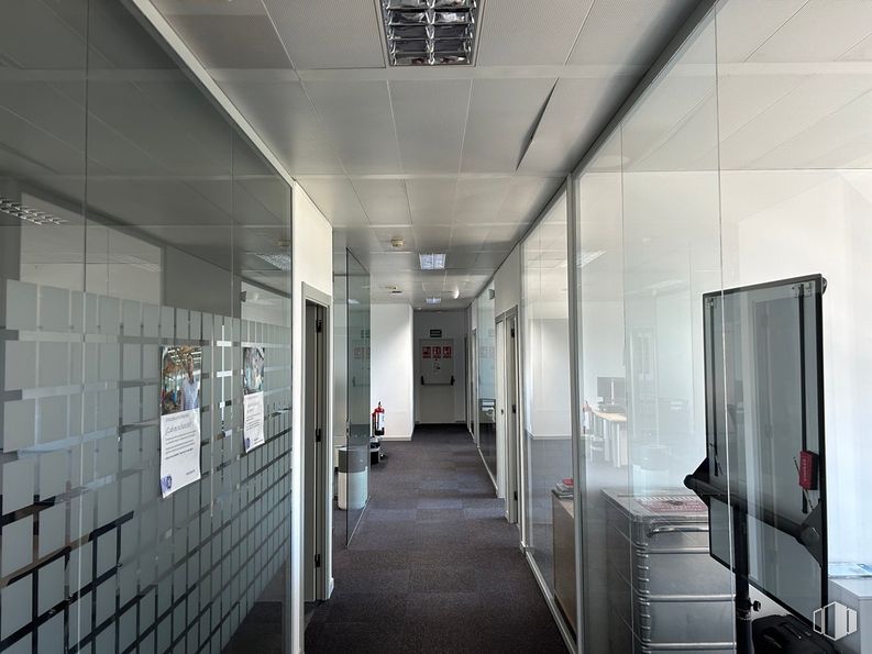 Oficina en alquiler en Edificio A, Calle Anabel Segura, 11, Alcobendas, Madrid, 28109 con lámpara, accesorio, edificio, puerta, suelos, vidrio, techo, aluminio, metal y simetría alrededor