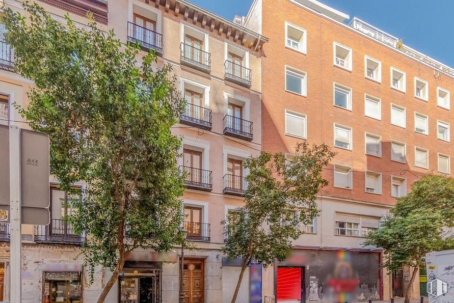 Retail for sale at Calle Desengaño, Centro, Madrid, 28004 with building, window, fixture, sky, condominium, tower block, architecture, urban design, tree and neighbourhood around