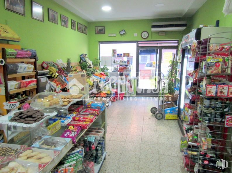 Retail for sale at Zona del Recinto Ferial, Fuenlabrada, Madrid, 28944 with packaged goods, food, shelf, building, interior design, convenience store, publication, customer, retail and shelving around