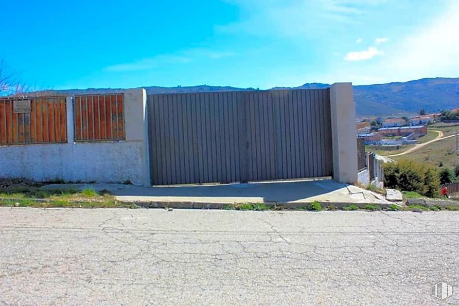 Land for sale at Calle Concepción, Robledo de Chavela, Madrid, 28294 with building, window, sky, cloud, plant, road surface, asphalt, land lot, slope and tree around