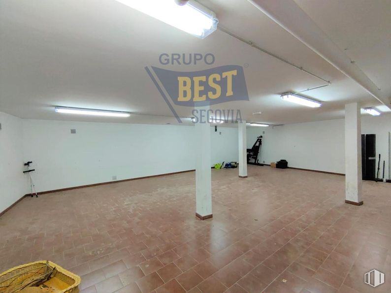 Retail for sale & for rent at Zona centro San Cristóbal, San Cristóbal de Segovia, Segovia, 40197 with lighting, light fixture, fixture, interior design, flooring, floor, building, ceiling, gas and hall around