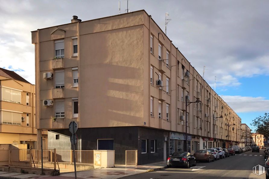 Local en venta en Avenida Alcarria, 5, Azuqueca de Henares, Guadalajara, 19200 con coche, edificio, cielo, ventana, nube, neumático, diseño urbano, luz de la calle, condominio y casa alrededor