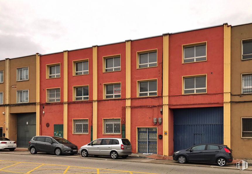 Nave en alquiler en Zona industrial, Getafe, Madrid, 28906 con coche, edificio, luz de estacionamiento automotriz, vehículo terrestre, rueda, neumático, propiedad, ventana, vehículo y vehículo de motor alrededor