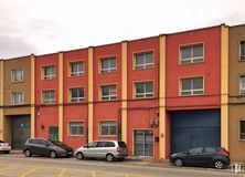 Nave en alquiler en Zona industrial, Getafe, Madrid, 28906 con coche, edificio, luz de estacionamiento automotriz, vehículo terrestre, rueda, neumático, propiedad, ventana, vehículo y vehículo de motor alrededor