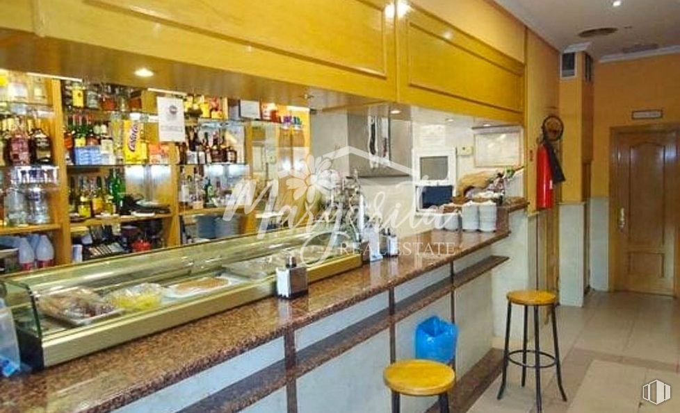 Local en venta en Barrio Atalaya, Ciudad Lineal, Madrid, 28033 con taburete, mueble, comida, encimera, edificio, interiorismo, puerta, comida rápida, barware y cocina alrededor