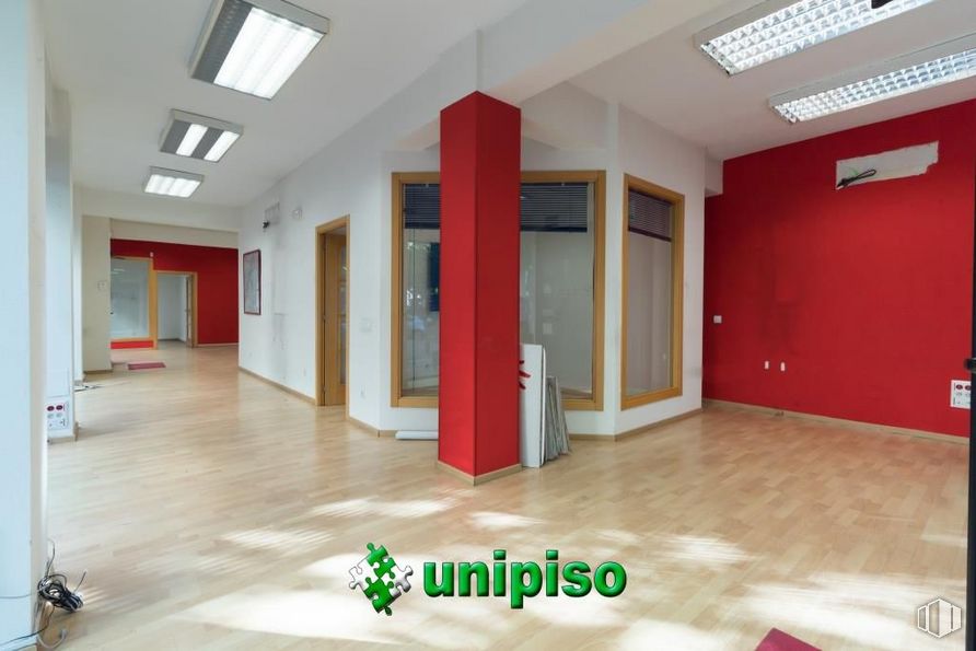 Retail for rent at Avenida Fuenlabrada, Leganés, Madrid, 28912 with door, property, fixture, interior design, hall, flooring, floor, wood, real estate and ceiling around