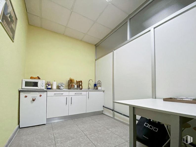 Oficina en venta en Calle Azuela, Collado Villalba, Madrid, 28400 con horno microondas, ebanistería, mesa, escritorio, alacena, aparato de cocina, marco, electrodoméstico, edificio y silla alrededor