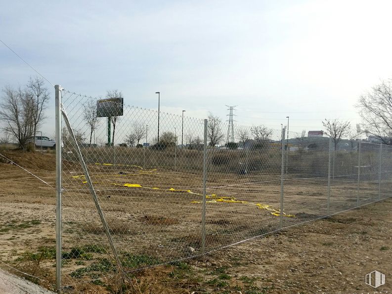 Suelo en venta en Calle de San Mamés, 96, Villaverde, Madrid, 28021 con cielo, nube, planta, rama, línea eléctrica aérea, valla, árbol, cercas de alambre, electricidad y lote de tierra alrededor