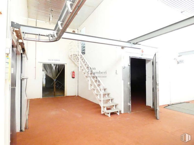 Industrial for sale at Carretera CM-5007, Valmojado, Toledo, 45940 with fixture, wood, hall, flooring, floor, ladder, building, ceiling, engineering and paint around