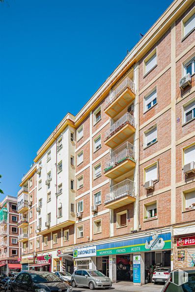 Retail for sale at Calle Virgen de Nuria, 5, Ciudad Lineal, Madrid, 28027 with window, building, urban area, apartment, city, neighbourhood, condominium, metropolitan area, mixed-use and commercial building around