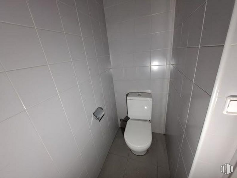 Retail for sale at Calle Camino Vinatero, Moratalaz, Madrid, 28030 with toilet, bathroom, fixture, floor, plumbing fixture, flooring, plumbing, water, fluid and toilet seat around