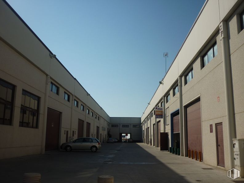 Industrial for sale at Calle Trillo, 2, Seseña, Toledo, 45223 with window, car, building, sky, road surface, asphalt, urban design, facade, city and commercial building around