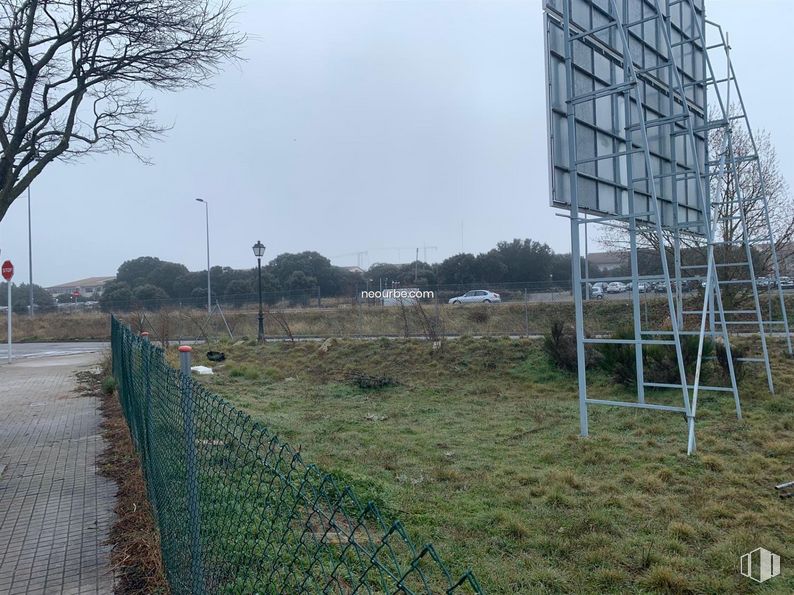 Land for sale at Calle de la Ciudad de Toledo, Ávila, 05004 with sky, plant, tree, street light, land lot, grass, rural area, landscape, urban design and road surface around