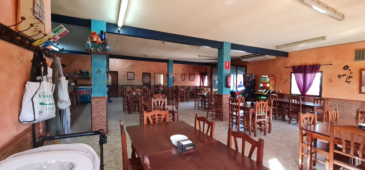 Retail for sale & for rent at Calle Lagartera, Escalona, Toledo, 45910 with luggage & bags, lighting, table, furniture, chair, wood, interior design, floor, houseplant and flooring around