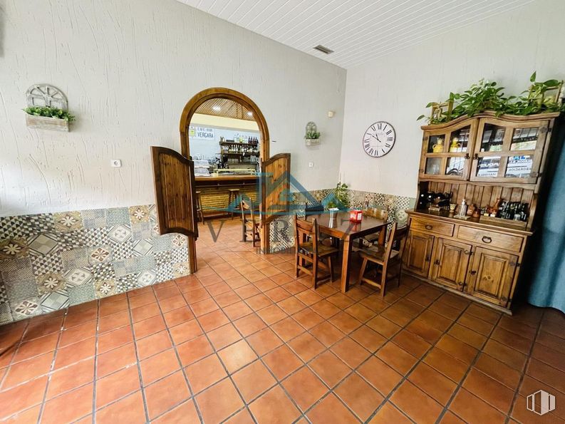 Retail for rent at Carretera Calera y Chozas, Talavera de la Reina, Toledo, 45600 with kitchen & dining room table, chair, cupboard, cabinetry, table, clock, furniture, picture frame, houseplant and plant around