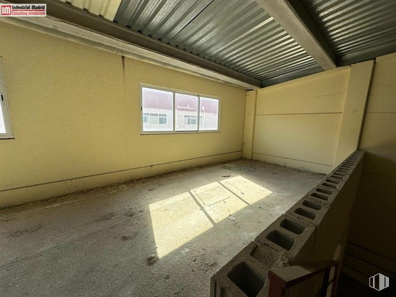 Industrial for sale at Polígono Industrial Camporroso, Ciempozuelos, Madrid, 28350 with window, property, fixture, building, wood, architecture, floor, flooring, composite material and tints and shades around