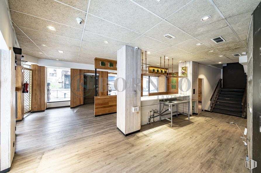 Retail for sale & for rent at Calle Jerónima Llorente, 1, Tetuán, Madrid, 28039 with flooring, wood, floor, ceiling, interior design, wood flooring, lighting, composite material, light fixture and hardwood around