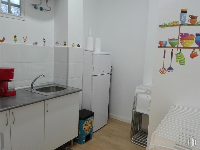 Retail for rent at Calle Zamora, 14, Fuenlabrada, Madrid, 28941 with refrigerator, cabinetry, window, countertop, kitchen appliance, kitchen sink, sink, tap, interior design and lighting around