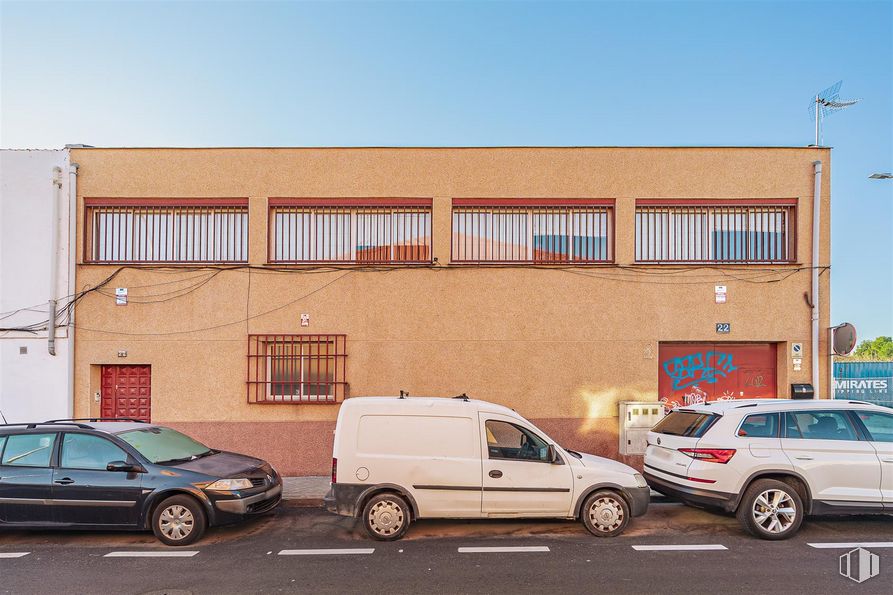 Nave en venta en Calle Fuensaviñán, 2, San Blas - Canillejas, Madrid, 28022 con camioneta, coche, rueda, ventana, edificio, neumático, luz de estacionamiento, vehículo terrestre, vehículo y propiedad alrededor