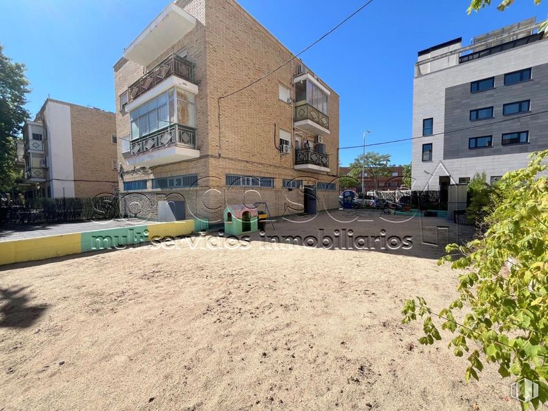 Local en alquiler y venta en Calle Arcadia, Barajas, Madrid, 28042 con edificio, cielo, ventana, luz de la calle, planta, lote de terreno, diseño urbano, superficie de la carretera, condominio y casa alrededor