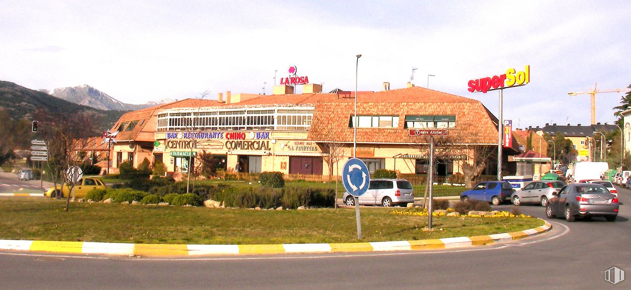 Oficina en alquiler en Centro Comercial Puerta de Villalba, Calle Fuente del Álamo, 16, Collado Villalba, Madrid, 28400 con coche, edificio, planta, cielo, ventana, nube, luz de la calle, vehículo, casa y barrio alrededor