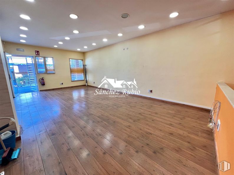 Local en alquiler en Calle Nogal, Torrelodones, Madrid, 28250 con propiedad, madera, accesorio, edificio, suelos, hall, madera dura, techo, suelo laminado y tinte para madera alrededor