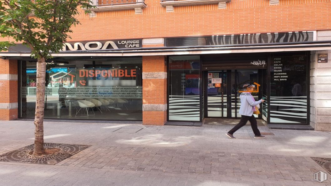 Retail for rent at  Calle Santa Isabel, Leganés, Madrid, 28911 with pants, person, building, top, tree, window, road surface, sidewalk, leisure and brick around