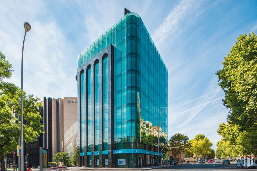 Oficina en alquiler en Paseo Castellana, 41, Chamberí, Madrid, 28046 con edificio, nube, cielo, planta, luz de la calle, torre, azur, árbol, bloque de torres y condominio alrededor