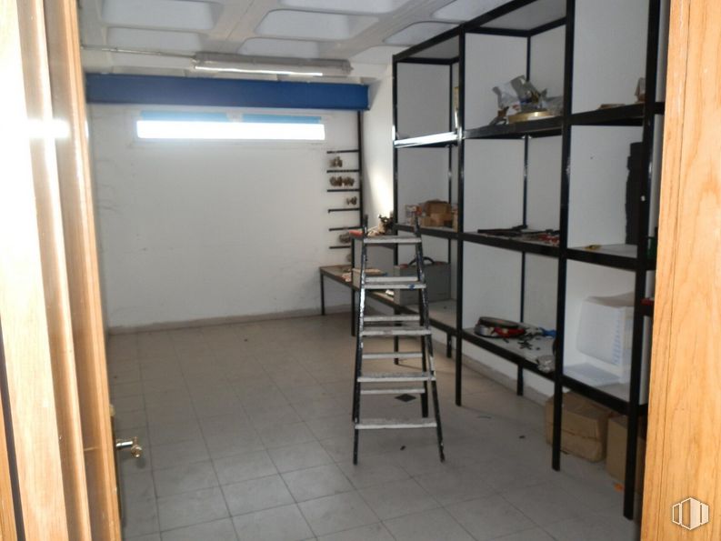 Industrial for sale & for rent at Polígono industrial La Frontera, Ugena, Toledo, 45217 with ladder, bookcase, shelving, building, fixture, wood, shelf, floor, flooring and ceiling around