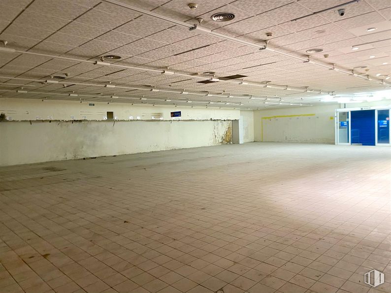 Industrial for sale at Calle Yegros, 34, Mora, Toledo, 45400 with fixture, hall, floor, flooring, building, ceiling, composite material, space, tints and shades and concrete around