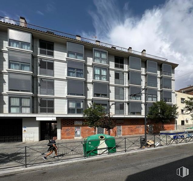 Retail for sale at Calle Misericordia, Arganda del Rey, Madrid, 28500 with person, building, window, daytime, urban design, apartment, composite material, glass, condominium and metal around