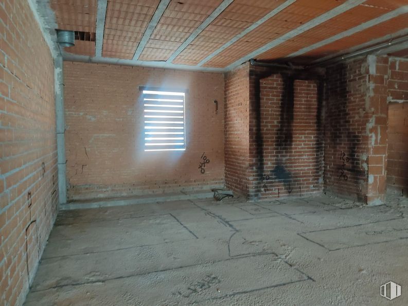 Retail for sale at Calle Cuba, 48, San Martín de la Vega, Madrid, 28330 with window blind, window, wall, brick, floor, flooring, brickwork, ceiling, composite material and building material around